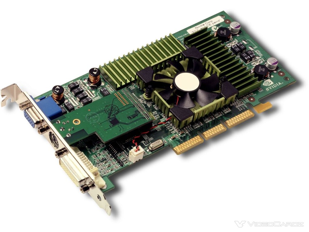 GeForce 3原版显卡特写：银灰PCB板载4条显存颗粒，风扇罩印有经典NVIDIA绿蛇Logo