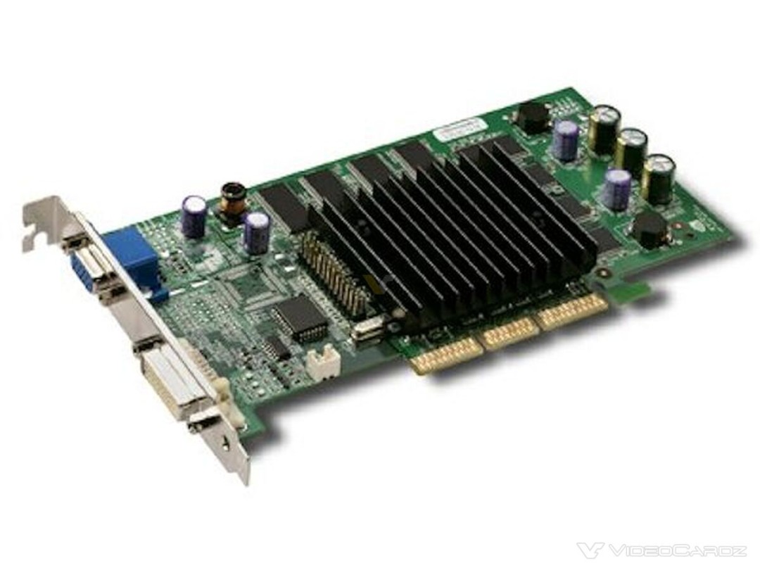 GeForce 3 Ti 200显卡实拍：黑色散热模组搭配红色导风罩，显存区域标注‘DDR SDRAM’字样