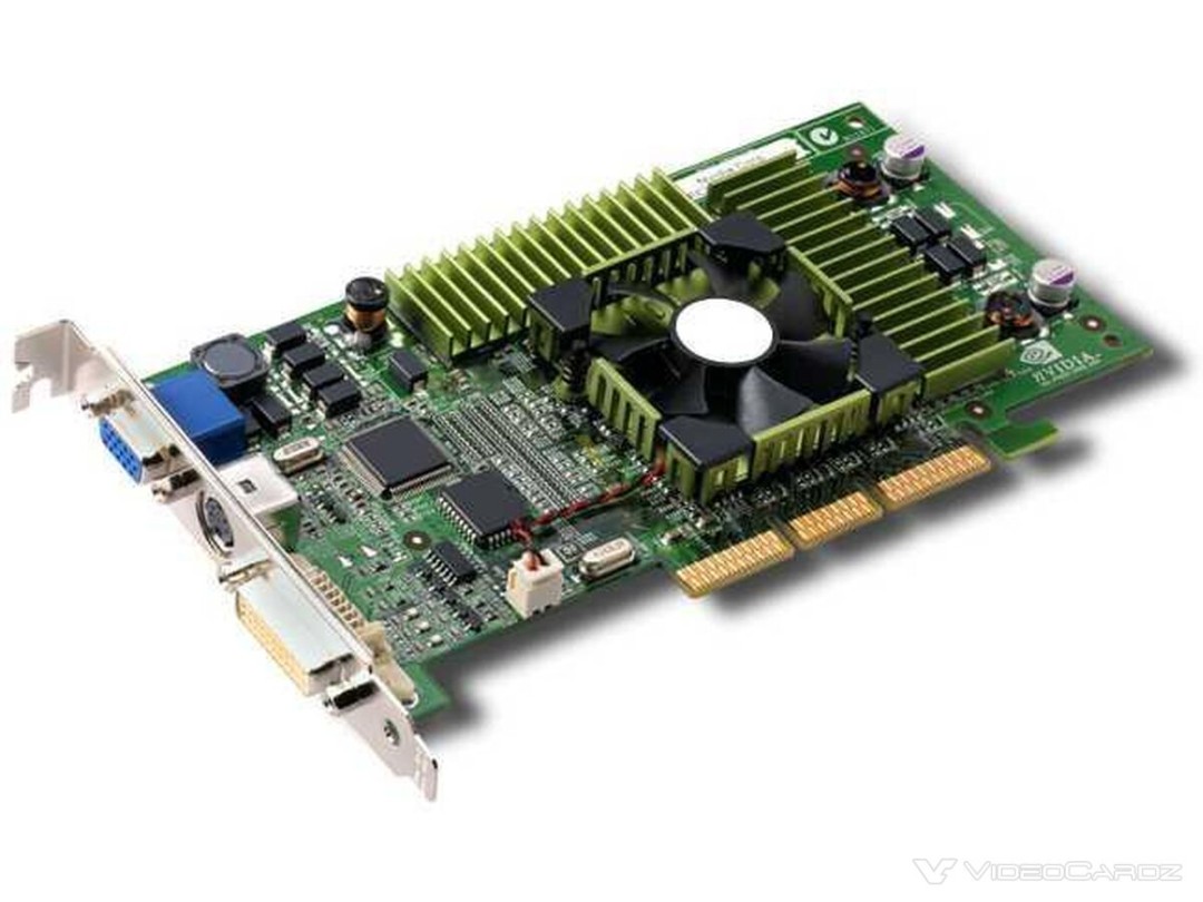 GeForce 3 Ti 500旗舰卡正面：全覆盖式铜底散热器，金色电容阵列与‘Ti 500’烫金铭牌清晰可见