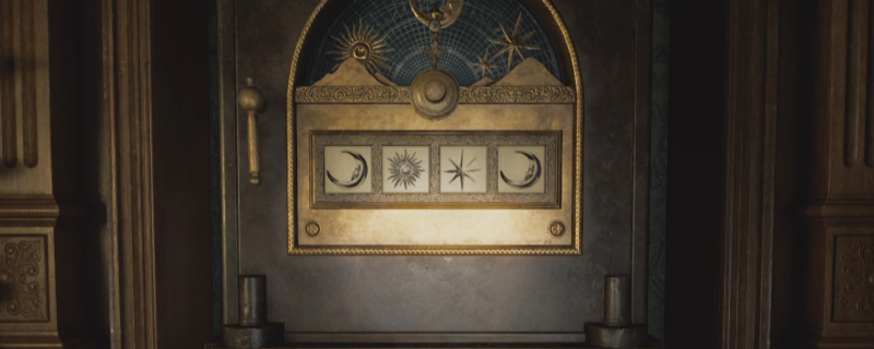 《生化危机9：安魂曲》游戏内理事长室实景：昏暗灯光下，一台黄铜包边的巨型立式保险箱矗立于红木书桌后方，箱体表面刻有蚀刻藤蔓纹样，旁边茶几上摊开着一本泛黄笔记本与一支木质铅笔