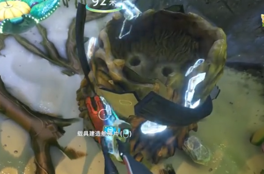 玩家背包界面特写：左侧格子堆叠着泛着蓝光的螺旋草，右侧整齐排列海蛟号碎片与紫水晶结晶，底部显示合成纤维制作进度条已达100%