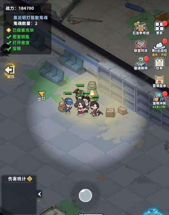 密室内部场景：昏暗手电光扫过布满划痕的金属桌，桌上散落病历残页，角落青铜宝箱泛着冷光，箱体刻有齿轮与斧头交织浮雕