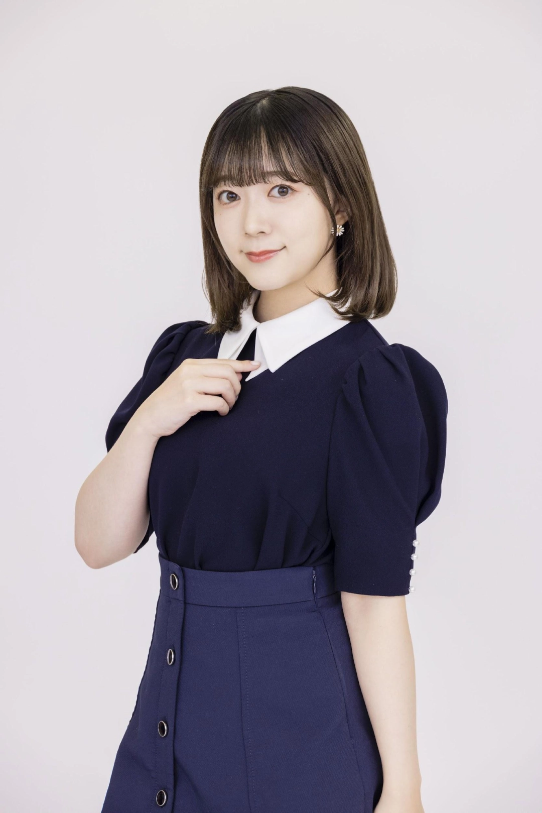 穗乃香角色立绘特写：红白巫女服配眼镜，左手持账本右手握笔，身后神社鸟居若隐若现，桌面一角露出半本摊开的同人志