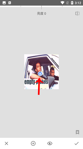 实际操作演示图：人像眼部区域被圆形选区精准覆盖，右侧悬浮参数面板正调节‘明亮度+12’与‘羽化值38%’