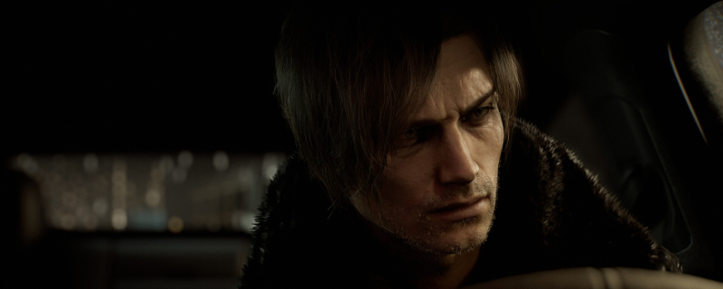 《生化危机9：安魂曲》游戏实机画面：昏暗教堂走廊中，主角持手电前行，阴影处隐约浮现扭曲感染者轮廓，UI右上角清晰显示‘DYN LVL: 3’动态等级标识