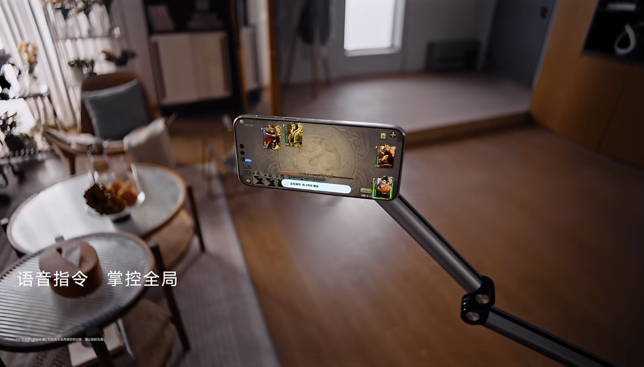 鸿蒙版《三国杀》声控对局实机画面：手机屏幕显示经典武将界面，底部浮现小艺语音助手浮动窗，界面右上角标注‘声控已启用’动态提示，整体UI适配深色模式与圆角卡片设计