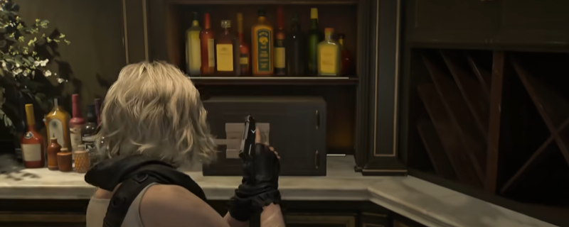 《生化危机9：安魂曲》游戏内疗养院酒吧休闲室实景，昏黄灯光下金属保险箱置于木质吧台后方，转盘表面刻度清晰可见