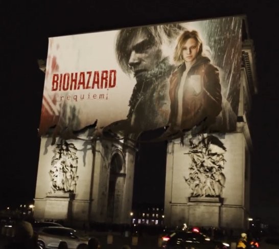 AI生成的虚假宣传画面：一张巨型《生化危机：安魂曲》主题海报从巴黎凯旋门顶部垂直展开，覆盖整座拱门，背景为阴云密布的黄昏天空，光影对比强烈