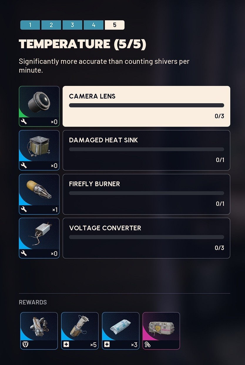 游戏实机画面：昏暗太空港走廊中，多台老式安保摄像头泛着红光，镜头特写聚焦于其中一台被撬开外壳、露出精密光学结构的摄像头，旁边地面散落着几枚齿轮与电路板碎片