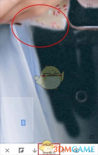 精细化修图效果图：模特黑长直发丝根根分明，与新换的浅灰渐变背景自然融合，无任何断裂或晕染痕迹