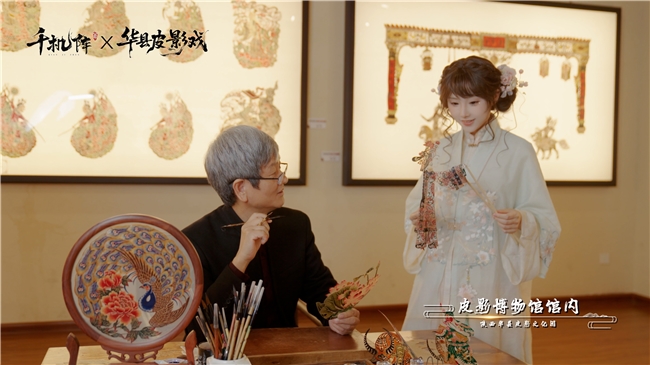 华县皮影戏联动皮肤对比图：左为传统皮影霍去病造型（牛皮材质、透光镂刻），右为游戏中3D建模还原效果，保留皮影关节结构与经典侧脸轮廓，战斗时投射出动态皮影影子特效