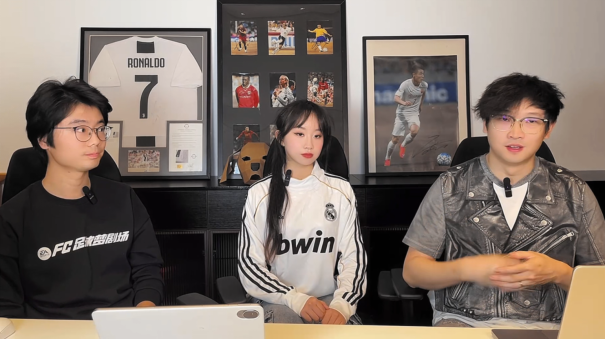 游戏内青训系统界面截图：左侧为球员三维模型与动态成长曲线，中部显示‘体能/射门/传球/意识’四维雷达图，右侧是可拖拽调整的周训练计划表，标注‘上午体能强化’‘下午村超实战’等模块