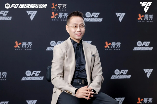 游戏预约主视觉海报：水墨风格足球场中央悬浮发光球衣，衣角飘动化作地图线条延伸至世界杯奖杯，下方浮动文字‘你的青训，由你定义’