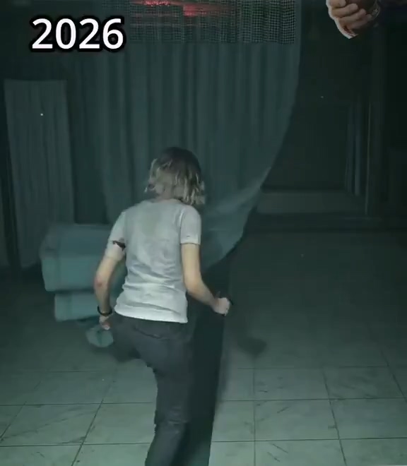 《生化危机9》实机画面：角色后退时布料被牵拉但脱离头顶后动画突兀断裂，呈现明显穿模与僵硬回弹