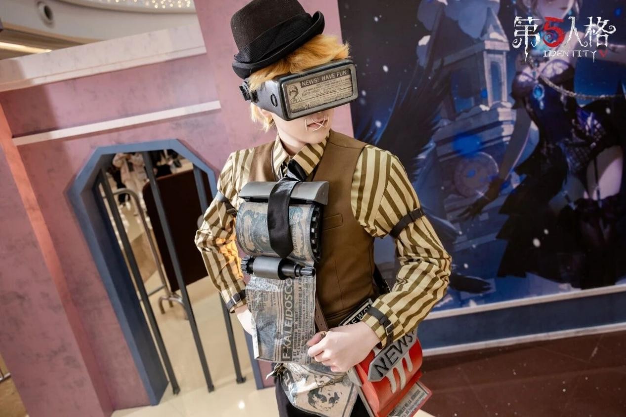 邮差COSER在活动现场摆出经典持信姿势，身后悬浮着半透明游戏UI界面投影，雪花粒子特效环绕周身