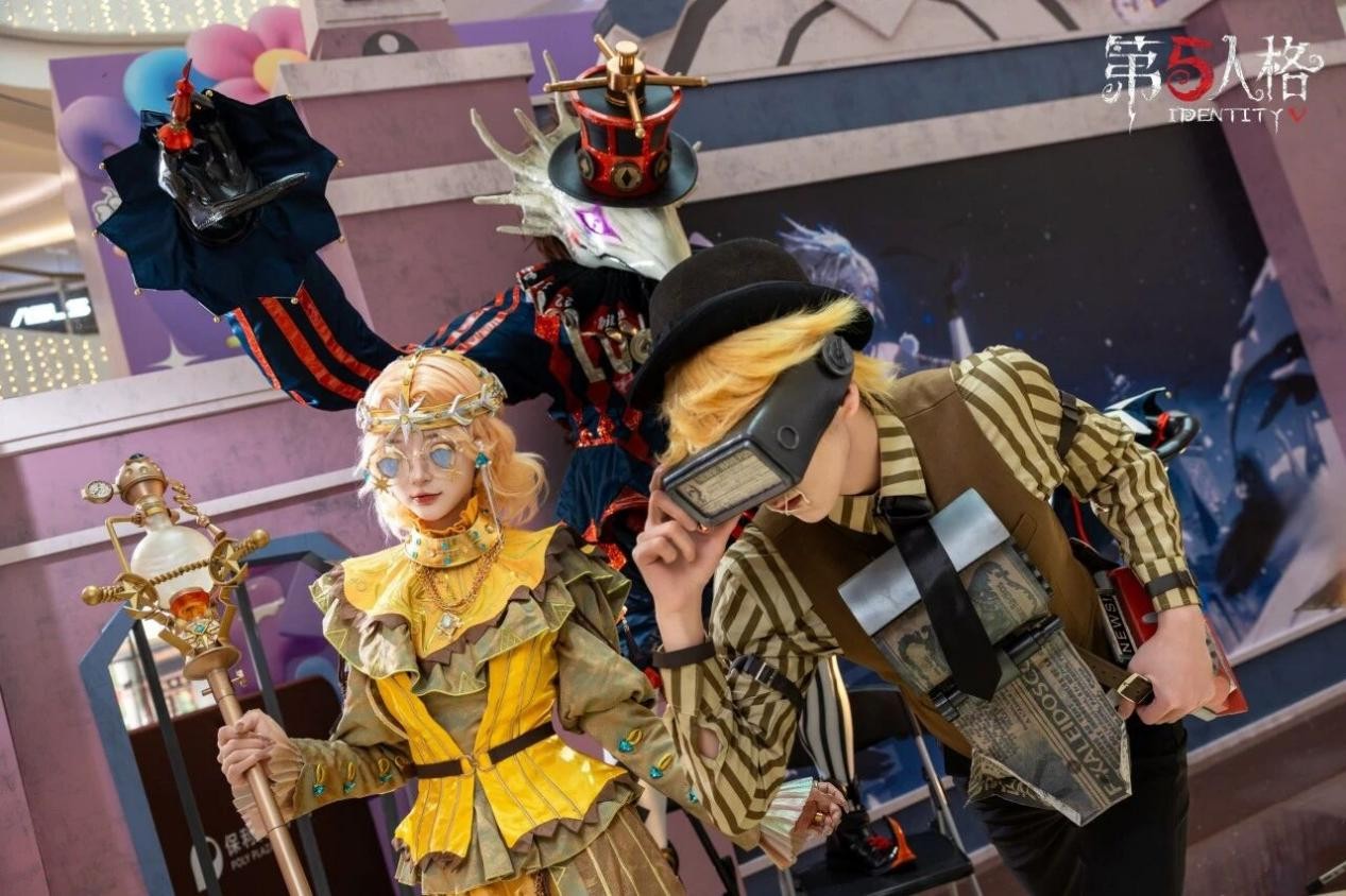 游客排队体验「柳江捕鱼」互动装置：手持AR手柄捕捉虚拟锦鲤，屏幕实时显示鱼群游动轨迹与节气知识弹窗