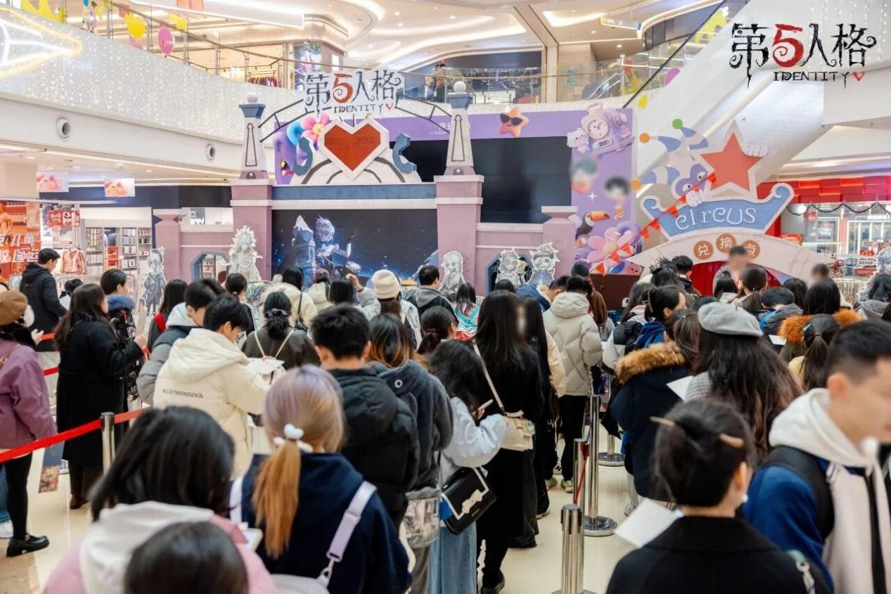 游客手持AR设备参与「渡鸦飞掠」游戏，空中投影出振翅渡鸦与飘落梅花，地面感应区亮起青白双色光轨