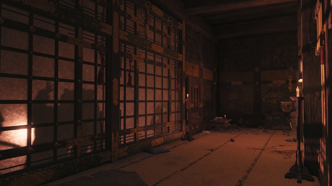 场景对比图左：现实清水寺金阁倒映湖面；右：游戏中同一角度但天空血云翻涌，湖水漆黑如墨，水面漂浮破碎面具与断裂刀鞘