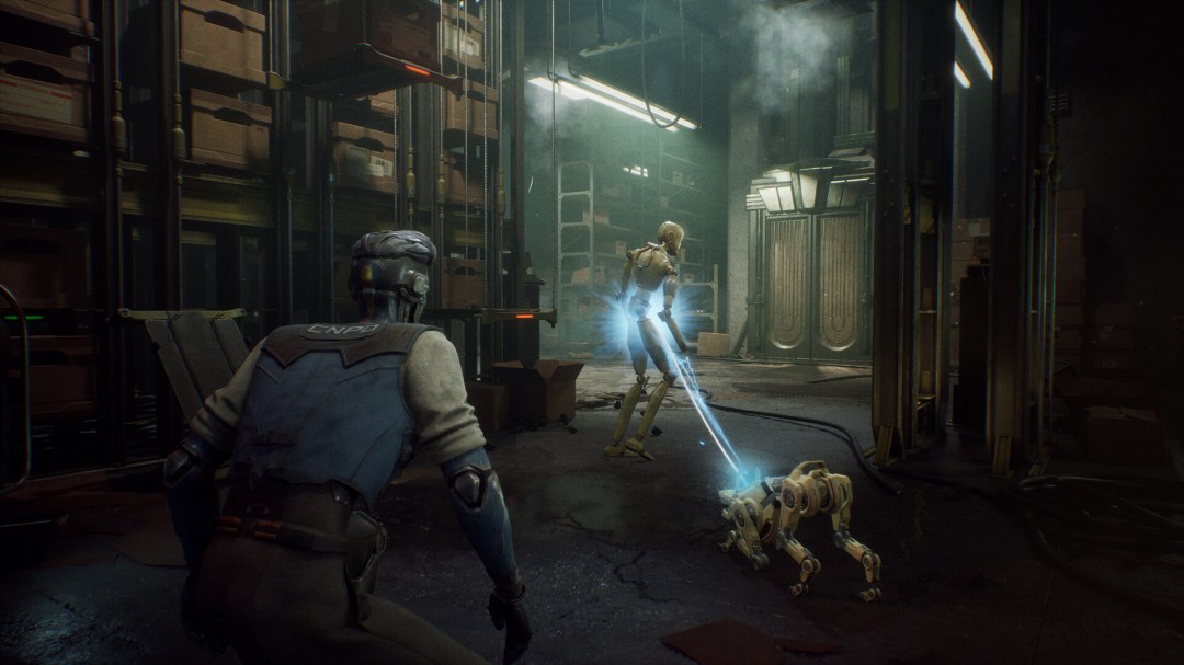 主角蹲伏在霓虹雨巷中，HUD界面显示正在入侵路灯系统，倒影里映出身后悄然逼近的三台持械巡逻机器人