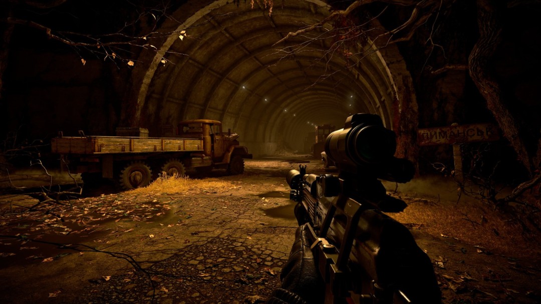 DLC实机截图：主角在核电站地下控制室穿行，泛绿应急灯映照布满裂痕的仪表盘，墙面上潦草涂写着‘他们没死，只是变了’俄文字迹