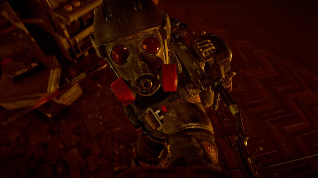 角色互动画面：自由团女指挥官背对镜头站在辐射雾弥漫的桥头，手中全息投影显示动态战区地图，她肩甲上刻有破损的和平鸽徽记