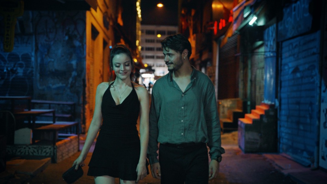 特写镜头：艾希尔抬起手轻触布满裂纹的镜子，镜中倒影嘴角缓缓上扬，而现实中的她神情静默如瓷