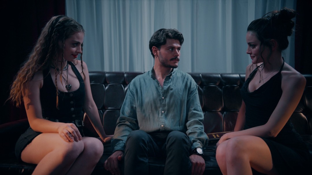 互动界面截图：左侧为动态剧情地图，标注多条彩色分支线；右侧为当前对话选项，底部浮动显示‘爱情值：62%｜危险度：★☆☆☆☆’