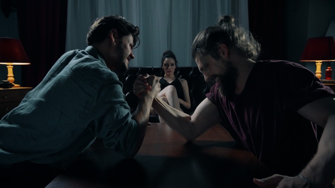 结局预览画面：暖光卧室中库泰与艾希尔依偎而坐，窗外晨曦初现，但窗玻璃倒影里，艾希尔的瞳孔正泛着幽蓝微光