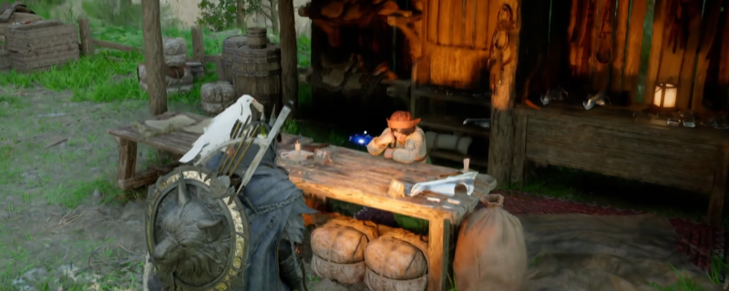 《红色沙漠》游戏内夜晚主干道场景：昏黄路灯下，身穿褐色斗篷的帕吉欧流浪商人背对镜头站立，身旁悬浮着半透明好感度UI框，显示当前数值为‘友善’