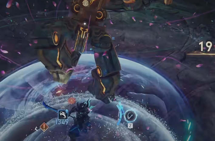 双人连携技能演示动图：铠格挡Boss重击瞬间，身体泛起金光，随即向前踏步挥刀，刀气命中后伽罗脚下浮现鹰羽印记，镜头拉远显示两人站位呈标准三角防御阵型