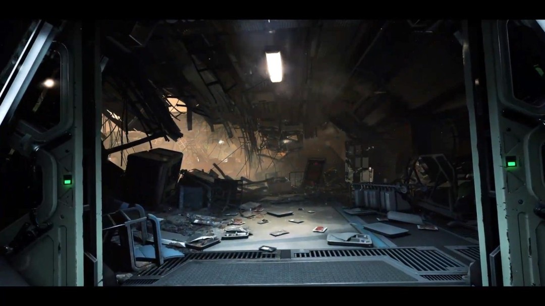 《异形：死亡风暴》首曝实机画面：阴暗潮湿的殖民地走廊中，应急灯频闪，金属墙壁布满腐蚀性黏液，远处阴影里一双幽绿复眼悄然亮起