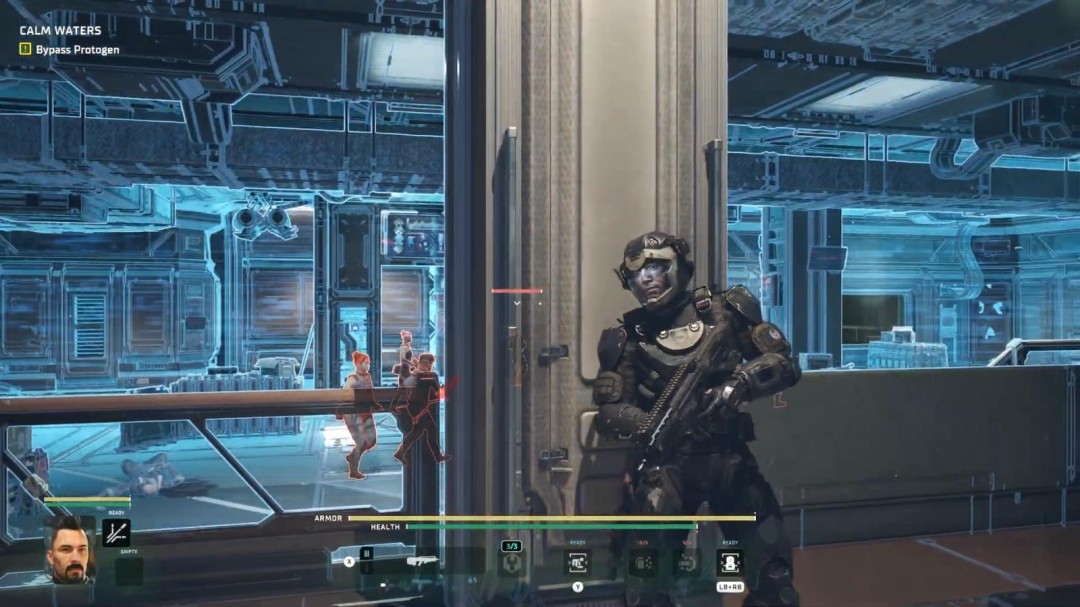 角色互动场景：狭窄飞船走廊内，主角与面露疲惫的亚裔女性工程师对峙交谈，她手中紧握一枚闪烁蓝光的数据芯片，背景屏幕滚动着加密代码流