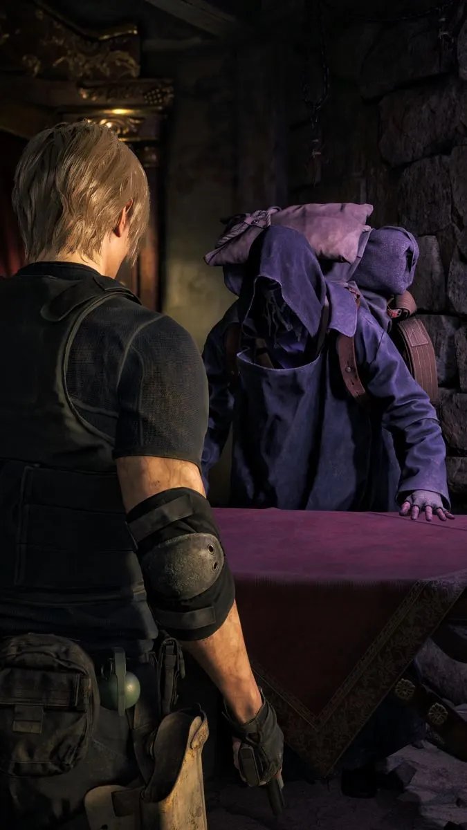 《生化危机4：重制版》中标志性NPC商人站在木屋摊位前，手持雪茄，面带招牌微笑，背景是黄昏下的西班牙乡村小路与堆满货物的货架