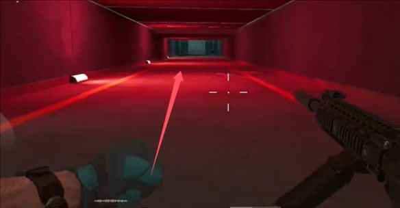 红光通道内部特写：地面布满油渍反光，两侧墙壁嵌有破损通风管，远处隐约可见密码门轮廓与闪烁蓝光