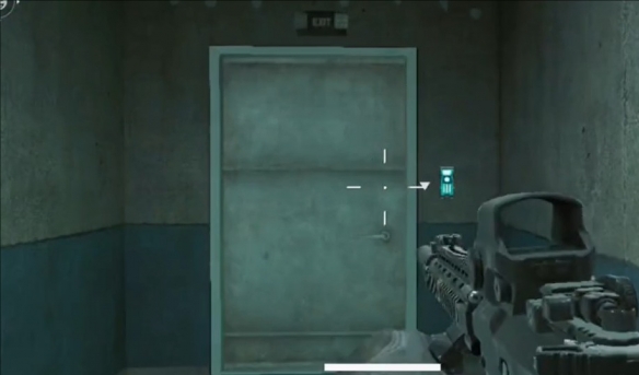 密码门近景实拍：厚重合金门体中央嵌入数字键盘，右侧附带生物识别扫描槽，门缝渗出淡蓝色冷凝雾气