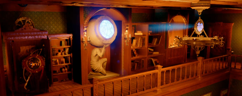 《红色沙漠》游戏内格伦布莱特大宅外观全景图：灰黑色尖顶建筑群矗立在荒芜红土之上，外墙布满裂痕与锈蚀铁窗，数名持矛私兵在塔楼与回廊间来回巡视，天空弥漫着不祥的暗紫色云霭