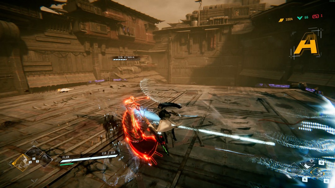 环境互动细节：玩家踢飞金属油桶撞向敌人触发连锁火焰爆炸，远处建筑玻璃幕墙映出战斗倒影