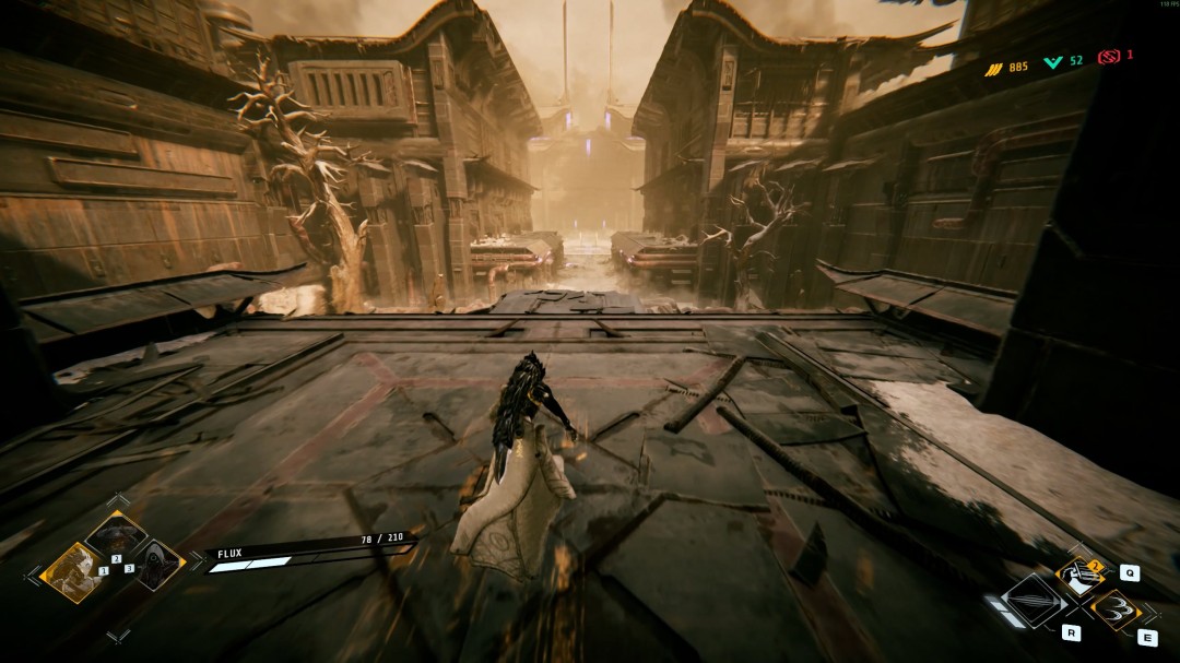 战斗节奏对比：上半屏为高速闪避穿插普攻的流畅连段，下半屏为慢动作特写——刀锋掠过敌械关节时迸发的齿轮崩解特效