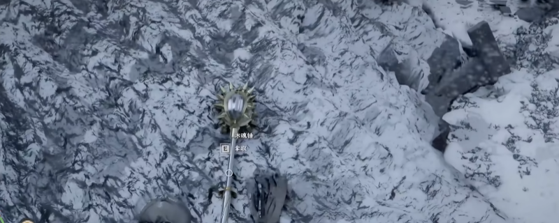 《红色沙漠》游戏内实机画面：白色山脉雪域坑洞场景，一具端坐的灰白骸骨双手托举一柄散发淡蓝色寒气的巨型战锤，锤身缠绕冰晶脉络，背景是阴云低压的苍茫山脊