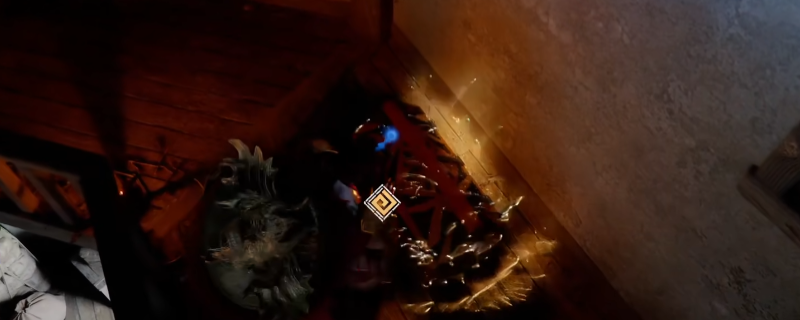 《红色沙漠》游戏画面：黄金平原夕阳余晖下，一座古老石塔巍然矗立；镜头聚焦塔楼第二层敞开的拱门内，一具泛着金属冷光与赤色能量脉络的复合弓静静躺在青铜宝箱中，弓身浮雕细腻，箭槽蓄势待发