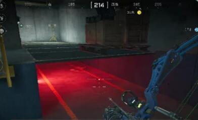 游戏内第一人称视角：主变电站外墙旁敞开的圆形井盖，边缘锈迹斑斑，下方透出微弱红光