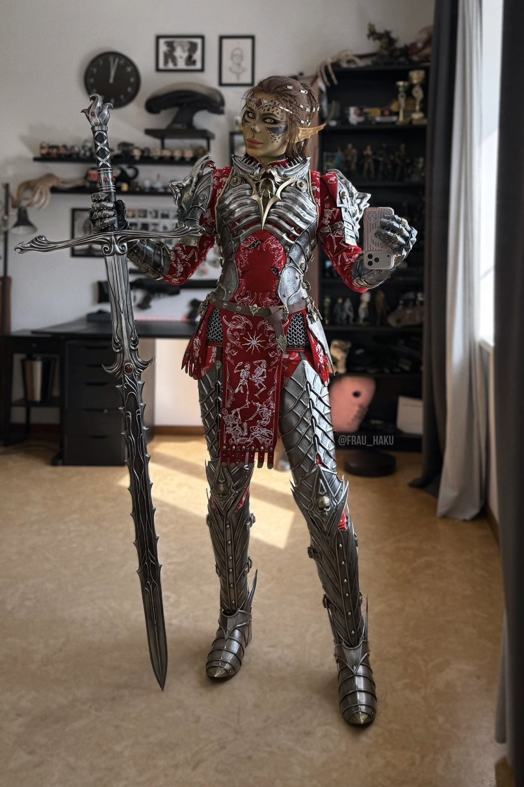 高还原度莱埃泽尔COS照：银白长发束于脑后，赤红战甲覆身，手持双刃长戟傲立废墟，眼神凌厉如刀，背景光影模拟幽暗地底城氛围