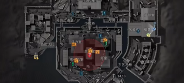 第一人称视角下组装室二楼走廊实景，左侧是紧闭的密码门，右侧墙壁挂有褪色航天器结构图，应急灯投下斜长阴影