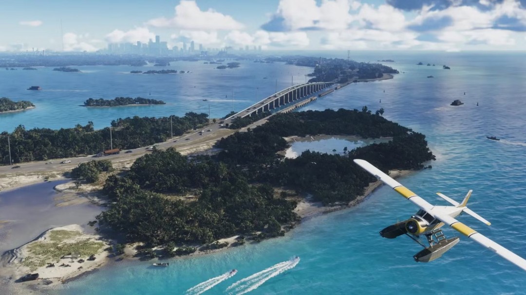 概念渲染图：《GTA6》罪恶城黄昏街景，霓虹灯初亮，主角驾驶粉色敞篷车驶过棕榈树大道，远处海面泛起金光，画面充满电影级光影质感