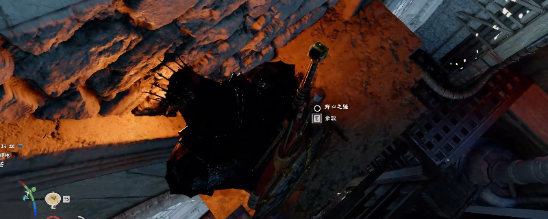 《红色沙漠》游戏内实机画面：德梅尼斯齿轮塔外观特写，锈迹斑斑的巨型黄铜齿轮正在缓慢旋转，塔身爬满发光藤蔓，顶部泛着若隐若现的赤红能量微光