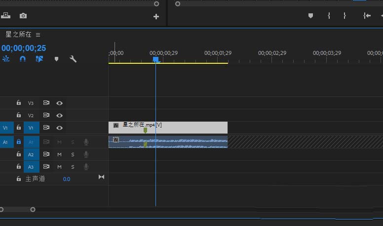 效果控件面板截图：上层视频已添加‘裁剪’效果，左侧裁剪数值正被实时调节，预览窗口中镜像区域随参数变化动态收缩或延展
