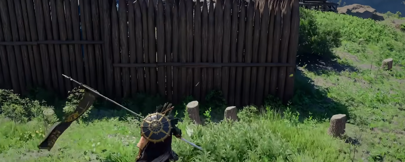 《红色沙漠》游戏内撑杆跳动作特写：主角手持金属长杆奋力跃起，身体呈流线型腾空，下方是布满红色砂砾与尖刺铁网的断墙边缘，动态模糊强化速度感